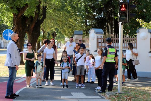 U đakovačke &scaron;kole krenulo 236 prva&scaron;ića, 35 vi&scaron;e nego lani &ndash; gradonačelnik im darovao kacige