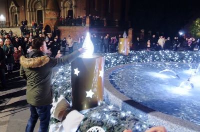 [VIDEO] Upaljena prva svijeća na adventskom vijencu u Đakovu