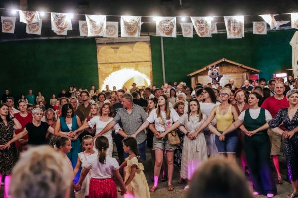 Uz bogatu gastro ponudu i tamburaše od danas svoja vrata otvara “Šokački dvor”
