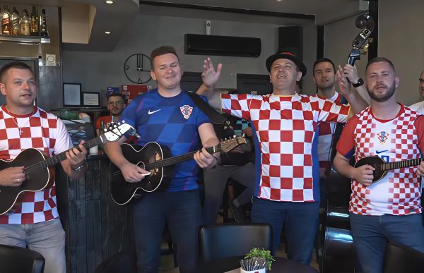 Ivan &Scaron;tivić i Slavonski vez novim bećarcem bodre Vatrene