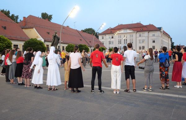 [VIDEO] Oko 90 frama&scaron;a zapjevalo na Strossmayerovom trgu u Đakovu