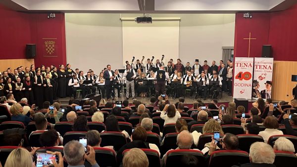 Večer Teninih tamburaških uspomena oduševila mnogobrojnu publiku