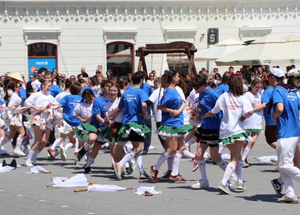 Oko 350 đakovačkih maturanata zaplesalo jubilarnu 20. Qadrillu