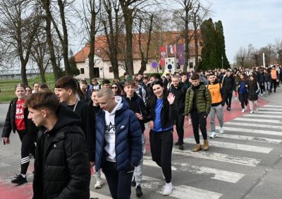 Oko 1400 mladih na 20. Nadbiskupijskom križnom putu za mlade