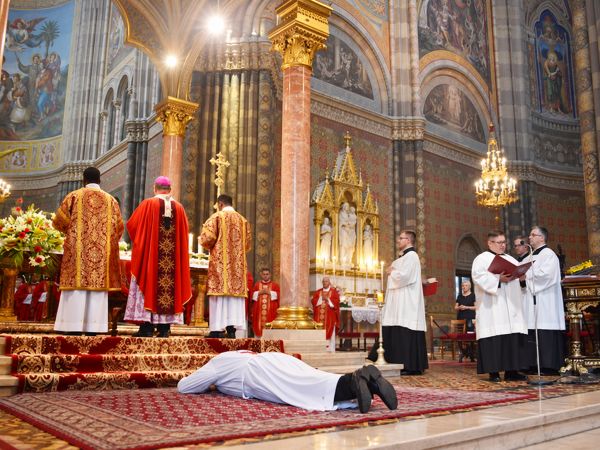 U đakovačkoj katedrali sv. Petra ređenje petorice novih đakona