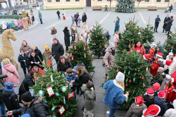 Najmlađi okitili božićne jelke na trgu J.J. Strossmayera