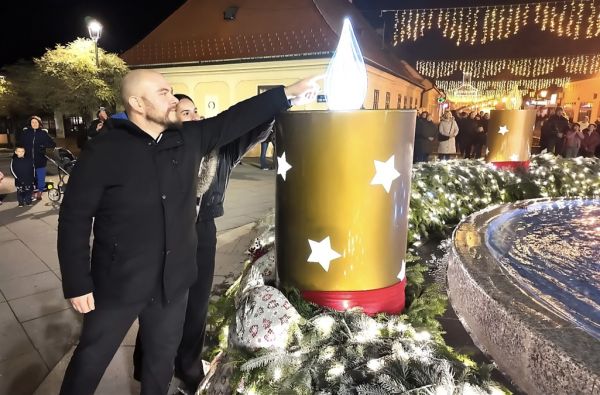 Tena upalila drugu adventsku svijeću na Trgu Josipa Jurja Strossmayera