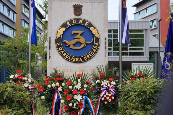 Svečanim polaganjem vijenaca u Osijeku obilježena 35. obljetnica osnutka 3. gardijske brigade &bdquo;Kune&ldquo;
