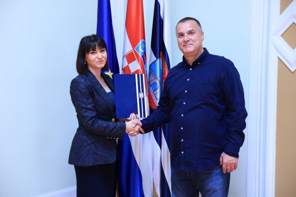 Vrijedna donacija Osječko-baranjske županije Klinici za očne bolesti KBC-a Osijek
