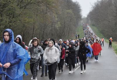 „Bij dobar boj vjere“ – 1300 mladih prehodalo 18 km dug Nadbiskupijski križni put za mlade