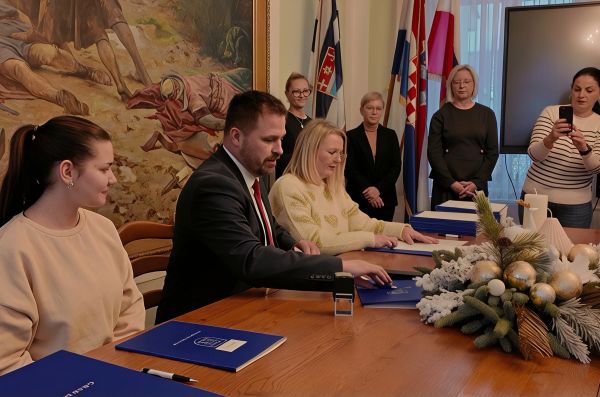 [VIDEO] Potpisani ugovori o stipendiranju 74 učenika Grada Đakova