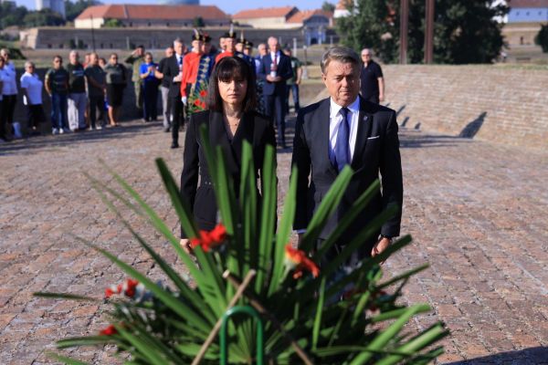 Polaganjem vijenaca i paljenjem svijeća u Osijeku obilježen Dan pobjede i domovinske zahvalnosti i Dan hrvatskih branitelja