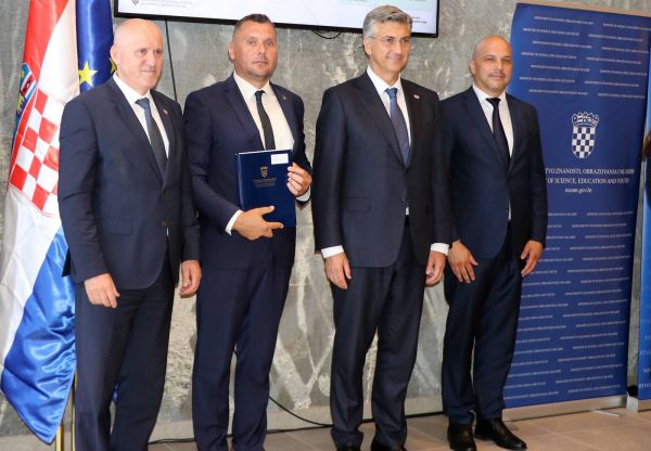 Premijer Plenković u Đakovu: gotovo 2,9 milijuna eura za revitalizaciju Strossmayerova perivoja