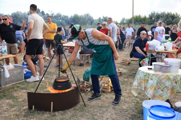 Najveća hrvatska fišijada okupila najbolje majstore kotlića u Belom Manastiru